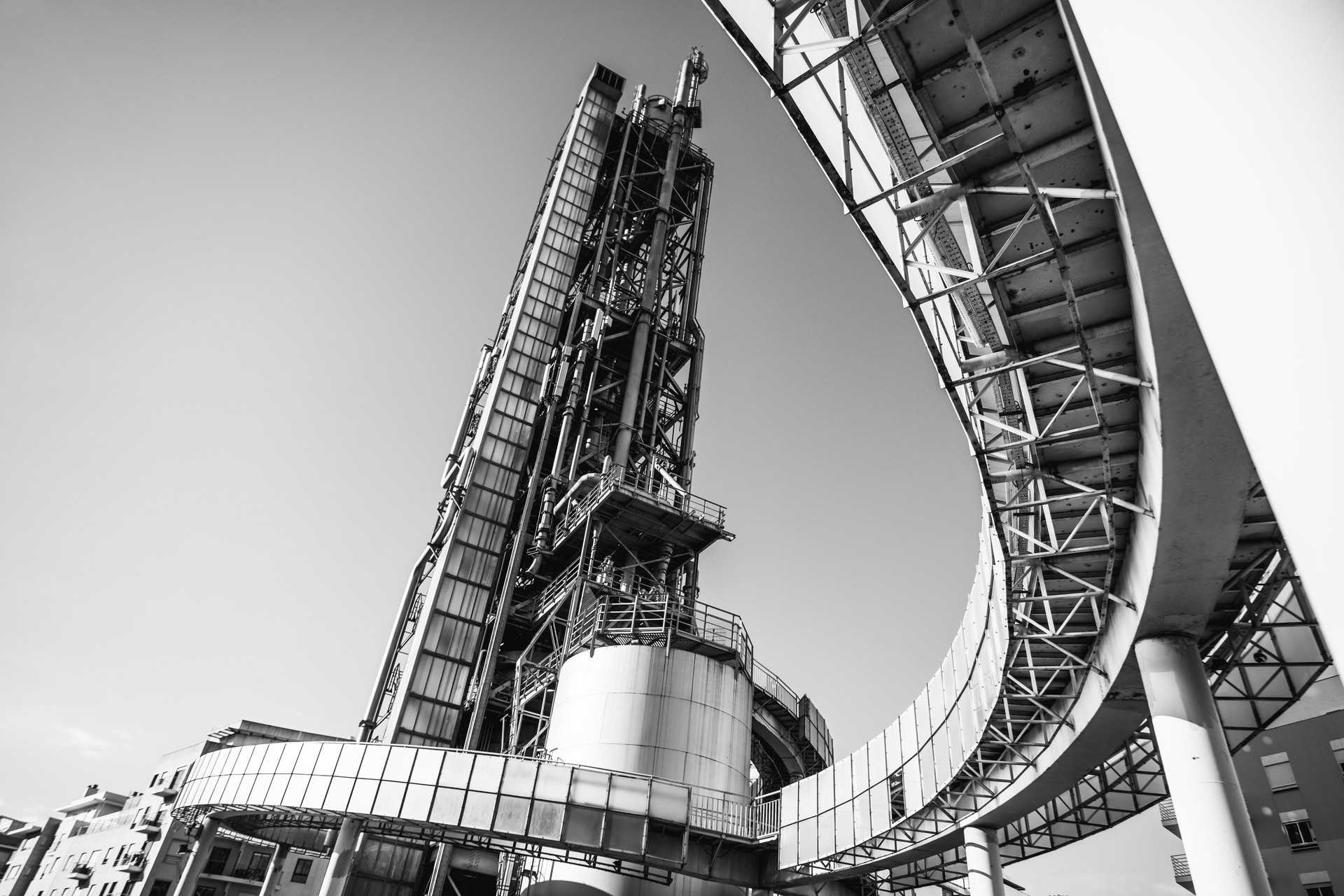 Oil refinery and distillation column